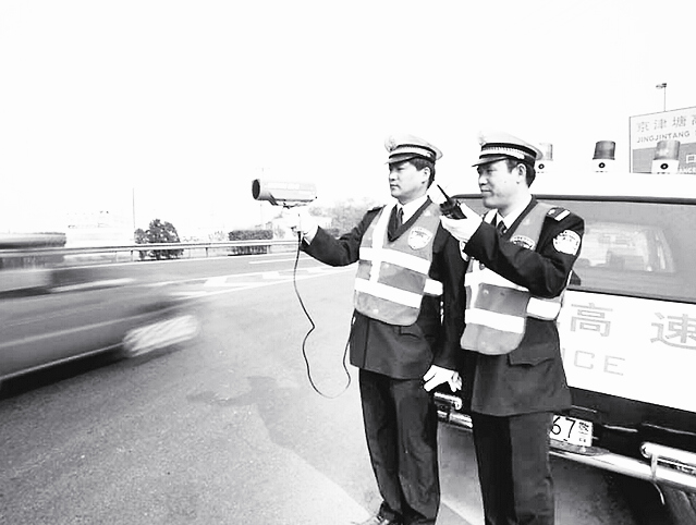 ���Ҫ˵һ�䣬����2013��1��1����ʩ�еġ���������ʻ֤�����ʹ�ù涨�������������123�ţ������ݣ��ϵ�·��ʻ�Ļ�����δ���һ��������Ƶģ����߹����ڵ������𡢲����涨��װ���������Ƶ�Υ����Ϊ���ᱻ���Կ۷�12�ֲ��Ҵ�����200Ԫ - ��ЦͼƬ,��ĬЦ��,��Ц����,��ЦͼƬ