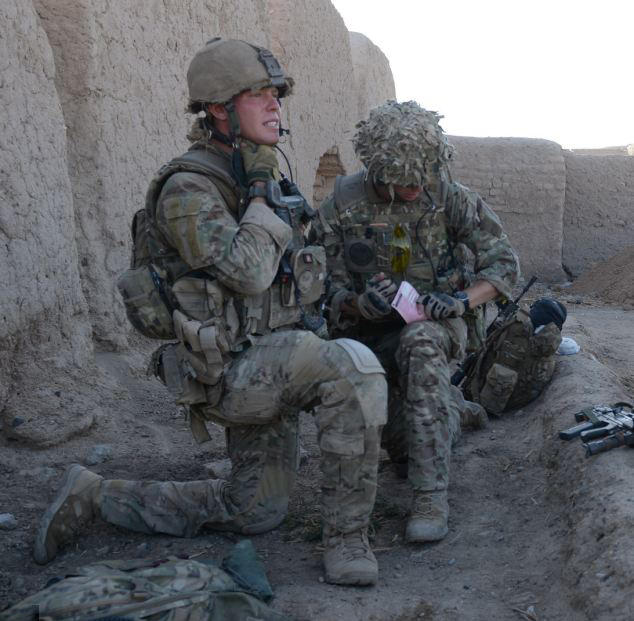 驻阿英军士兵被射穿喉咙仍坚持作战90分钟