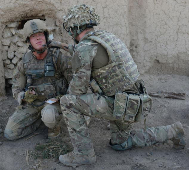 驻阿英军士兵被射穿喉咙仍坚持作战90分钟