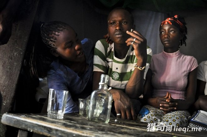 ƶ����￿���������Ů���ǣ���ͬһ�Ŵ����Ŵ���(1)