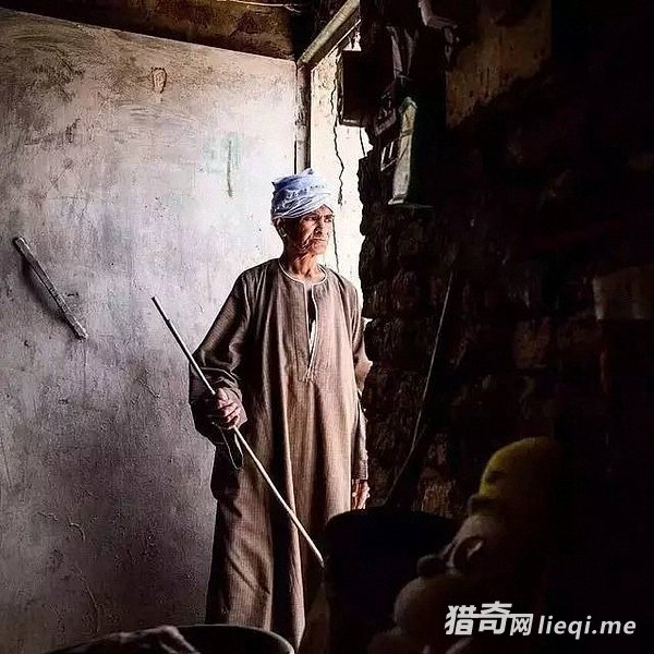 ���������Σ�����һȺװ������˰�ש��Ů��(1)