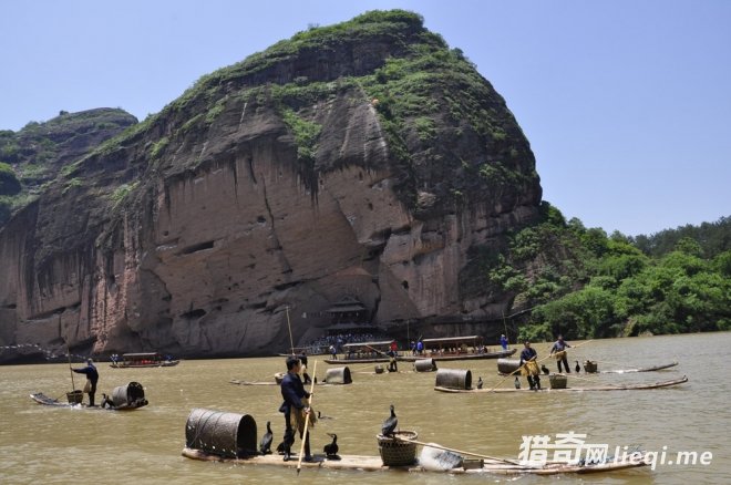 离河面高达几十米悬棺在古代如何安放进洞穴?现在还是个不解之迷(1)