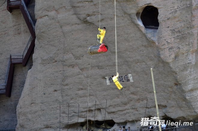 离河面高达几十米悬棺在古代如何安放进洞穴?现在还是个不解之迷(1)