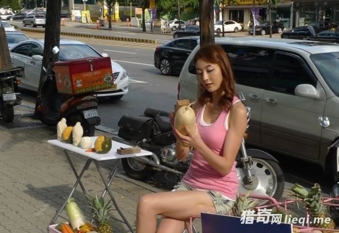 ʵ��һλ������Ů�ڽ�ͷ��һ��ƻ������300Ԫ�����(1)