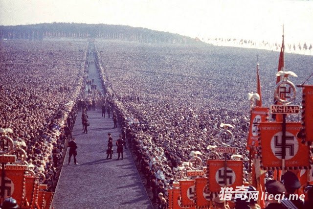 14���ɴ�¹���ϡ�в�ɫ����Ƭ��չ�����˲����ı�����ѧ(2)