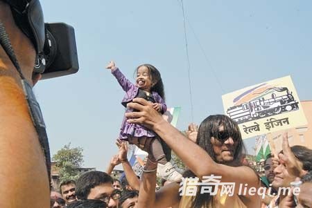 ӡ��23���Ů�����߽���0.6�ף������Ϊδ���Ĺ���Ӱ��(3)