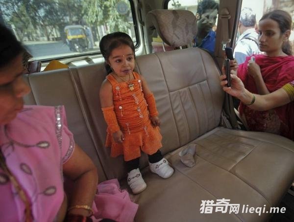 ӡ��23���Ů�����߽���0.6�ף������Ϊδ���Ĺ���Ӱ��(2)