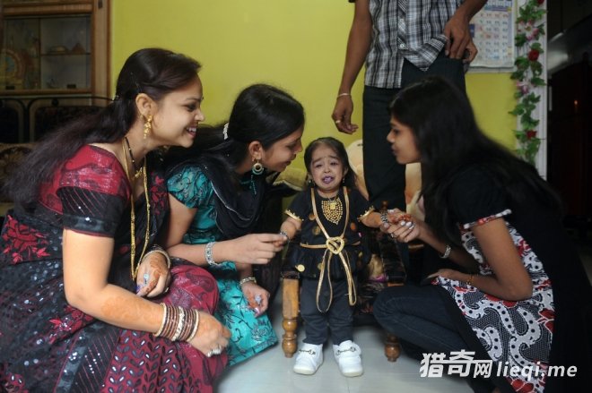 ӡ��23���Ů�����߽���0.6�ף������Ϊδ���Ĺ���Ӱ��(1)