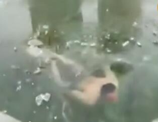 ���У����������ұ�ˮ����Ӿ