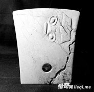 ɽ����һ���ʯ����Ϊ�׻ƶ��۵ı�����