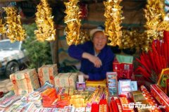 ֱ�����ڵ�ɽ����Ĺ�ˣ���ҹĹ����Ȼ����