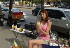 ʵ��һλ������Ů�ڽ�ͷ��һ��ƻ������300Ԫ�����